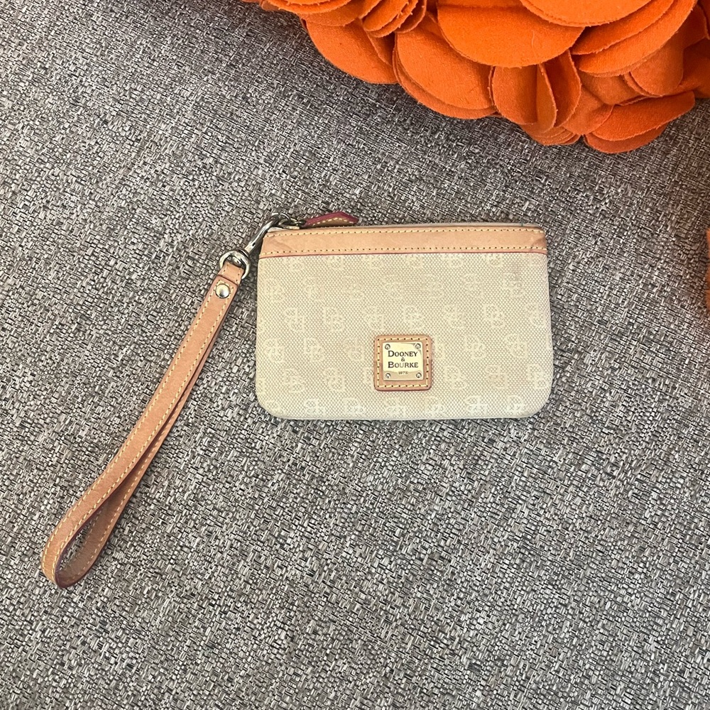 ❣️Dooney&Bourke Vintage Classic Logo Print Wristlet❣️